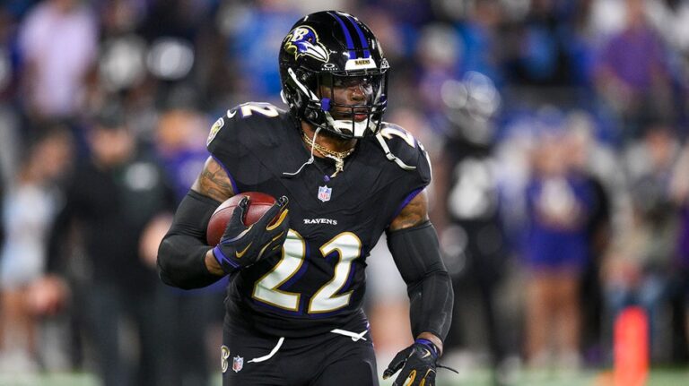 Ravens' Derrick Henry slams helmet, flails on bench following costly fumble vs Lions