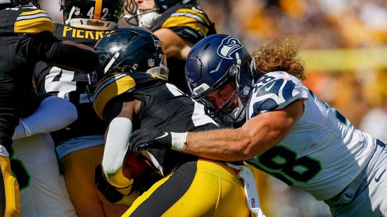 Steelers returner suffers major kickoff blunder in loss vs Seahawks