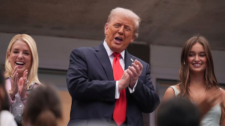 Trump receives mix of applause, boos during US Open appearance