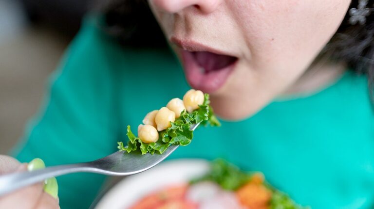 5 protein-packed carbs that can help you lose weight and build muscle, dietitian says