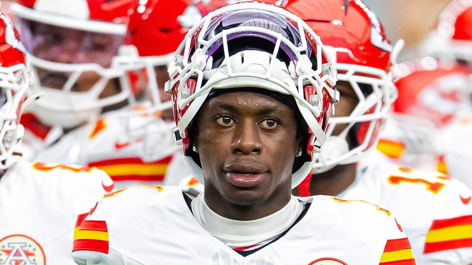 Chiefs star Xavier Worthy leaves Chargers game with shoulder injury after colliding with Travis Kelce