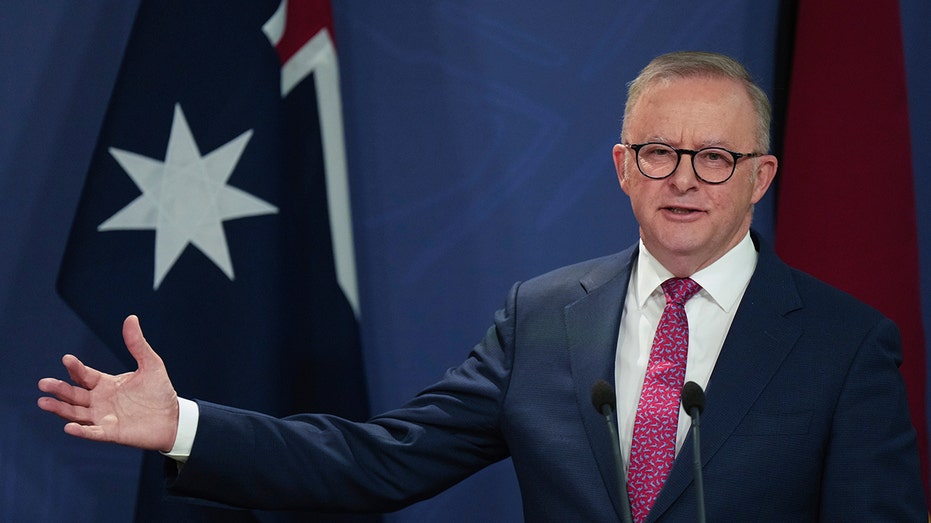 Australian prime minister's plane makes emergency landing in St Louis after leaving Washington
