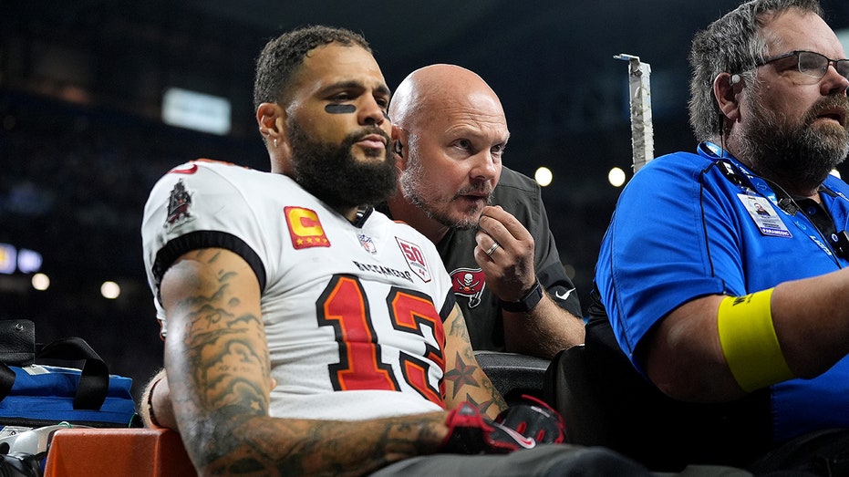 Bucs  star Mike Evans suffers broken clavicle in potential season-ending injury against Lions