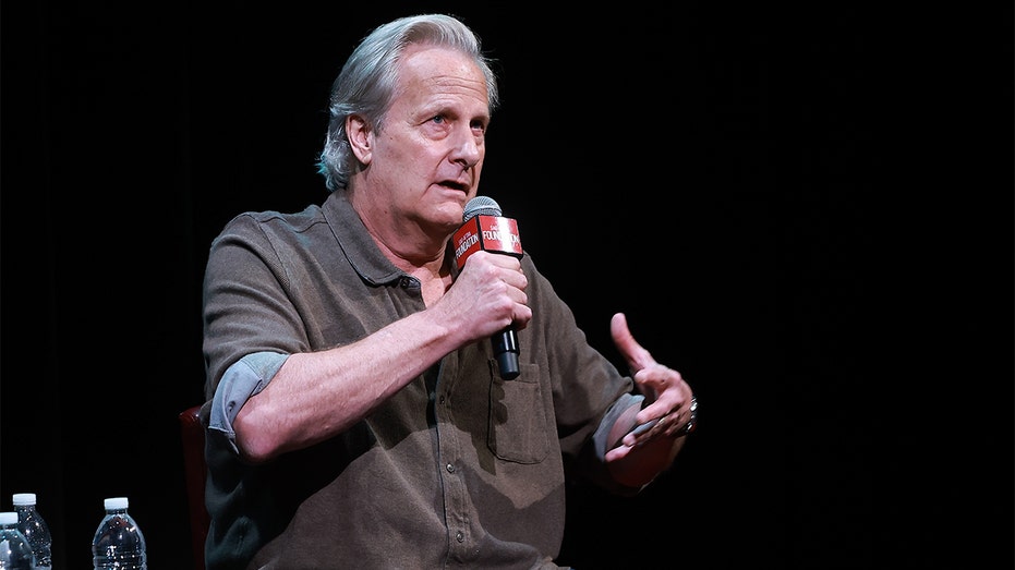 Jeff Daniels slams Trump's 'decency' after performing 'No Kings' song on MSNBC
