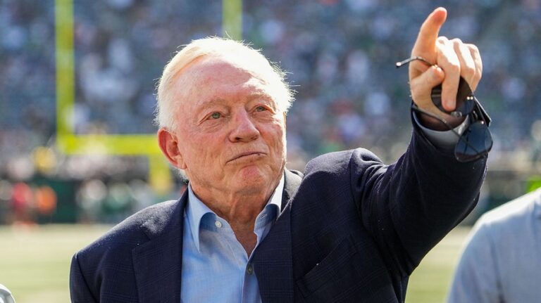 Cowboys' Jerry Jones gives fans middle finger as team tops Jets
