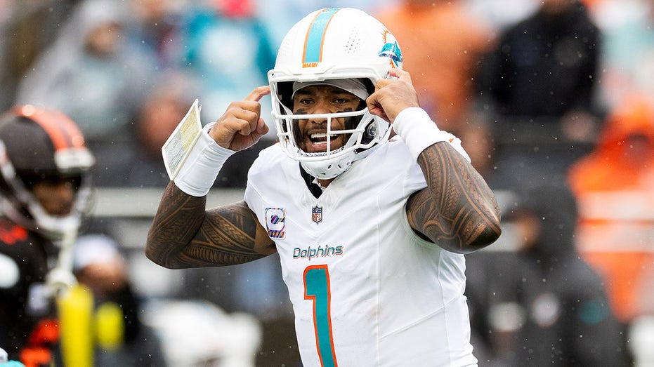 Controversial former NFL lineman rips Dolphins amid poor start: 'This is a dumpster fire'