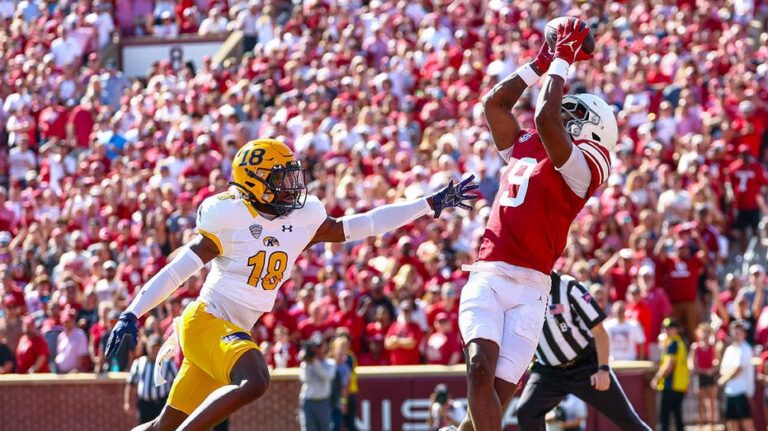 Oklahoma wide receiver Keontez Lewis crashes into brick wall in scary moment vs Kent State