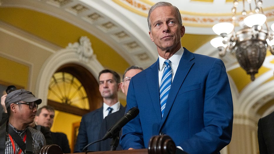 Republicans push to pay troops, reopen government as Democrats balk