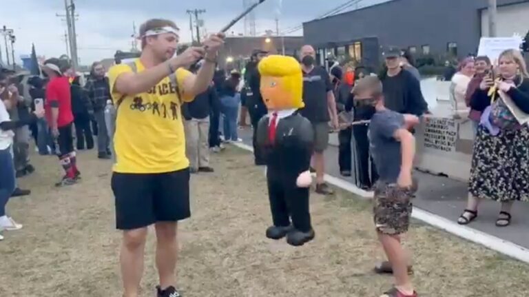 'No Kings' agitators recorded having children bash Trump piñata