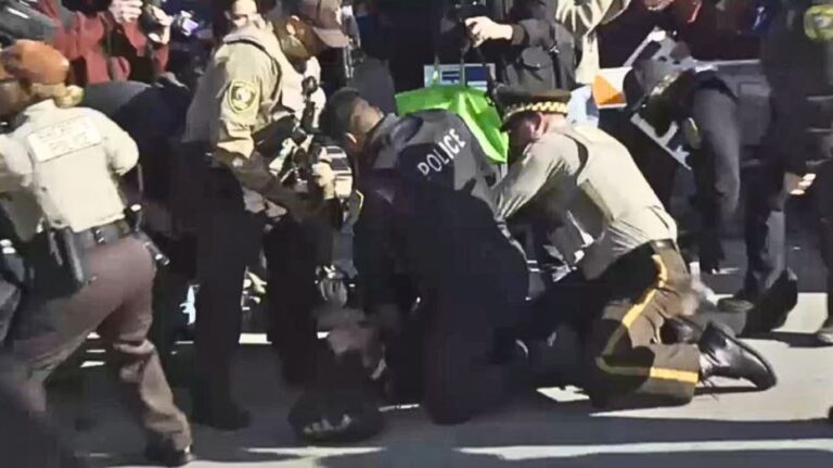 Anti-ICE Illinois agitators clash with officers outside Chicago immigration facility; arrests made