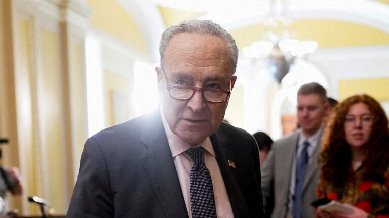 Reckoning looms for politicians as longest government shutdown persists