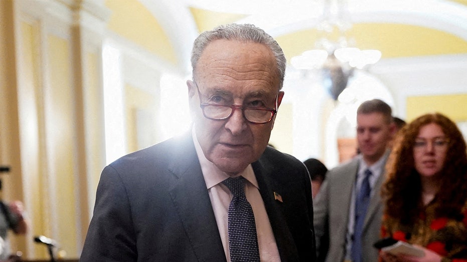 Reckoning looms for politicians as longest government shutdown persists