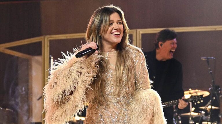 Kelly Clarkson helps fans get engaged, renew vows during first Vegas show since ex Brandon Blackstock’s death