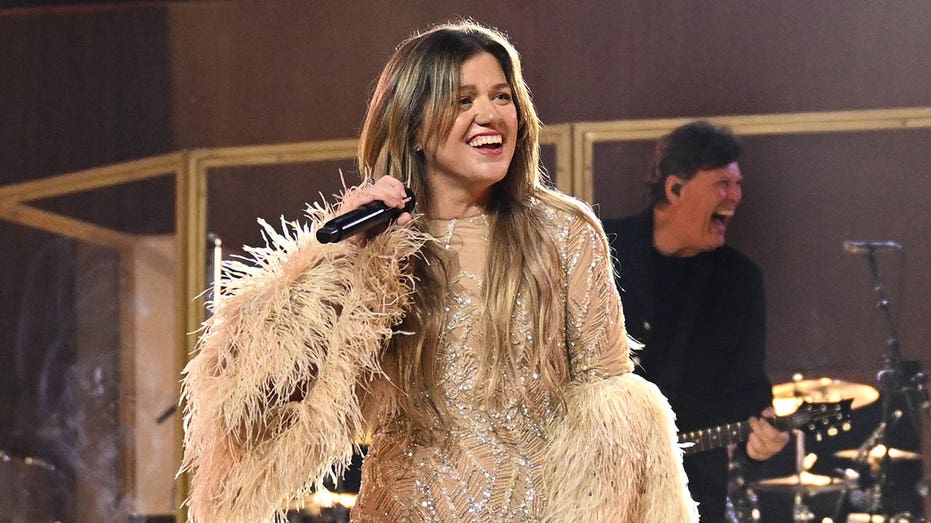 Kelly Clarkson helps fans get engaged, renew vows during first Vegas show since ex Brandon Blackstock’s death