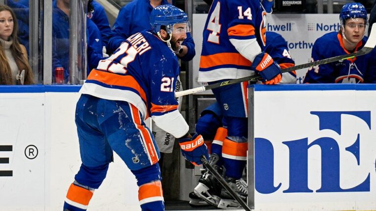 NHL star plays through ACL tear, makes remarkable play to set up goal
