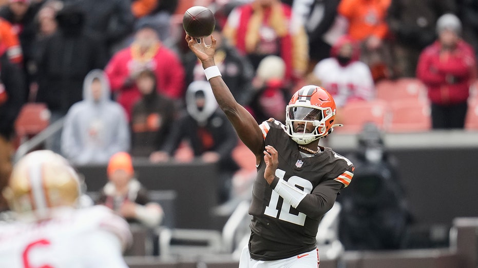 LeBron James praises Shedeur Sanders for TD pass against 49ers