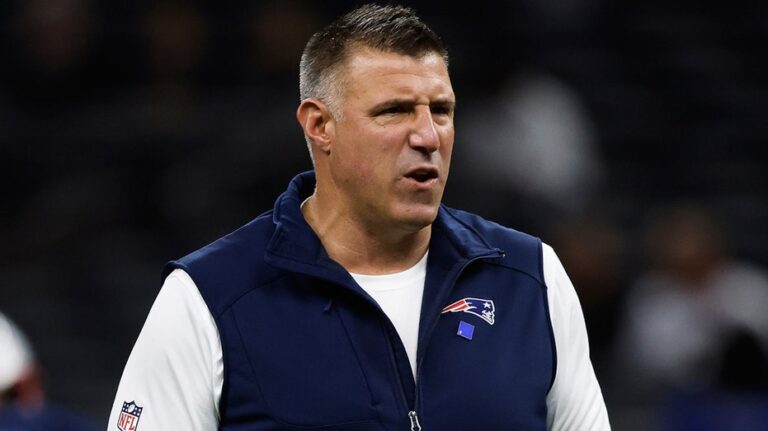 Mike Vrabel gives fiery response to radio host questioning red-hot Patriots' 'joke' strength of schedule