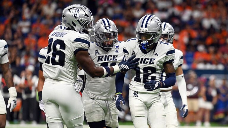 College football team entices students with free beer, ice cream ahead of big game