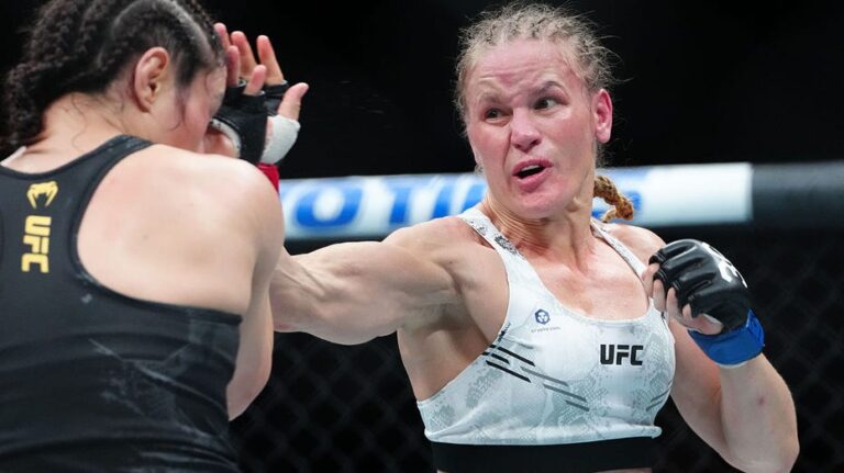 UFC star comes to Joe Rogan's defense after Ronda Rousey's swipe