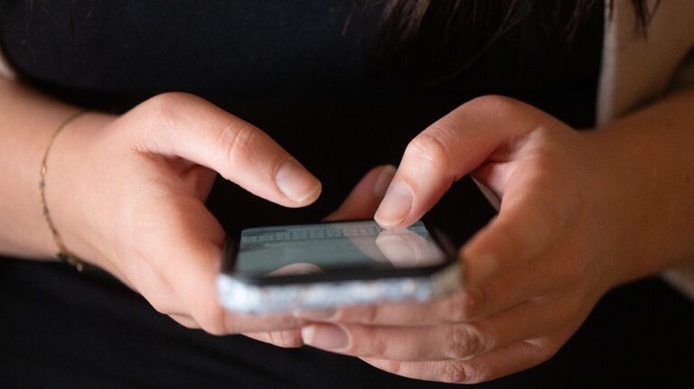 Holiday deliveries and fake tracking texts: How scammers track you