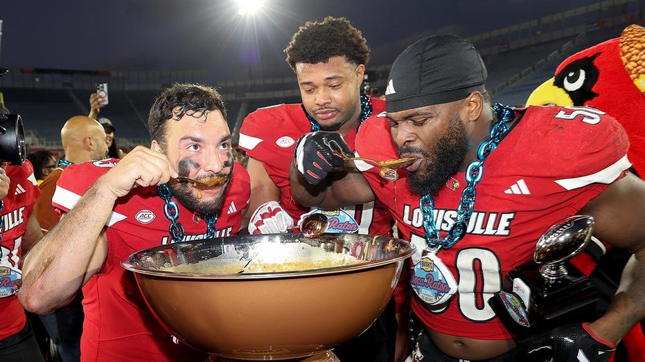 Louisville players dive into massive bowl of baked beans after bowl game victory