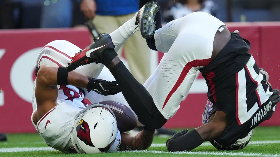 Cardinals' wide receiver makes incredible circus catch for touchdown