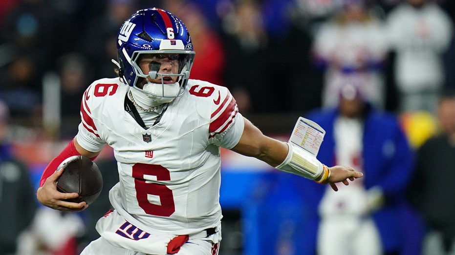 Giants' Jaxson Dart has no interest in changing playing style despite huge hit: 'Not playing soccer out here'