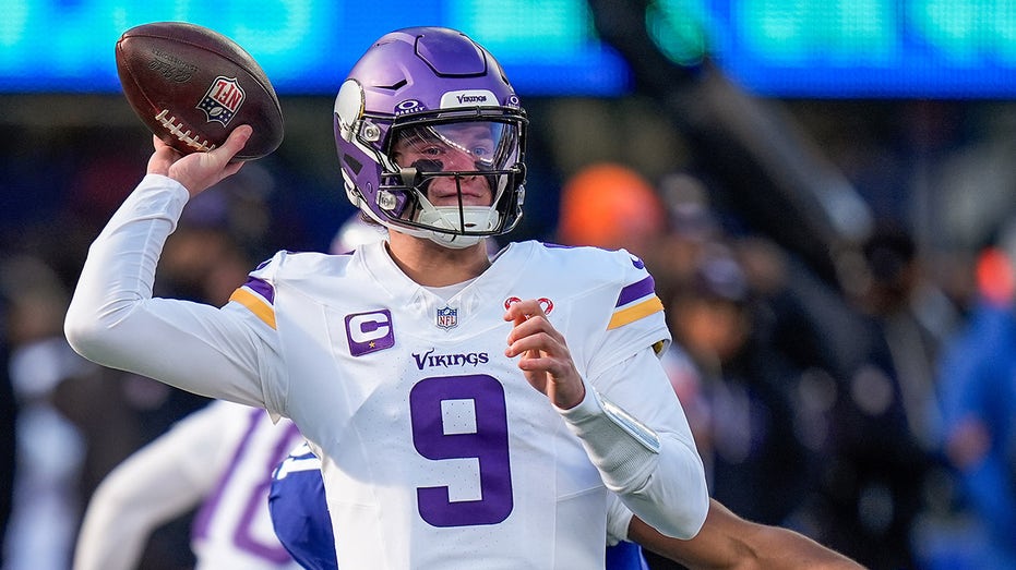 Vikings star leaves game after suffering hand injury during turnover