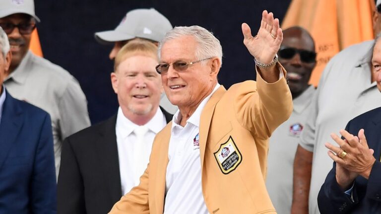 Hall of Fame coach says he feels 'guilty' being in Canton without Bill Belichick