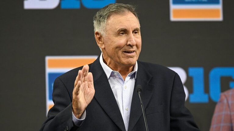 College football fans fume after CBS abruptly cuts off Gary Danielson's broadcast farewell