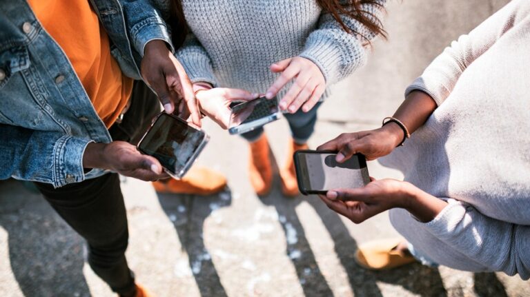 Cellphone health risks are focus of new government study: 'Very concerned'