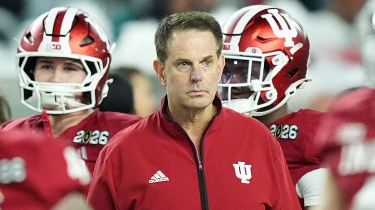 Indiana's Curt Cignetti complains about lack of calls against Miami during halftime of national title game