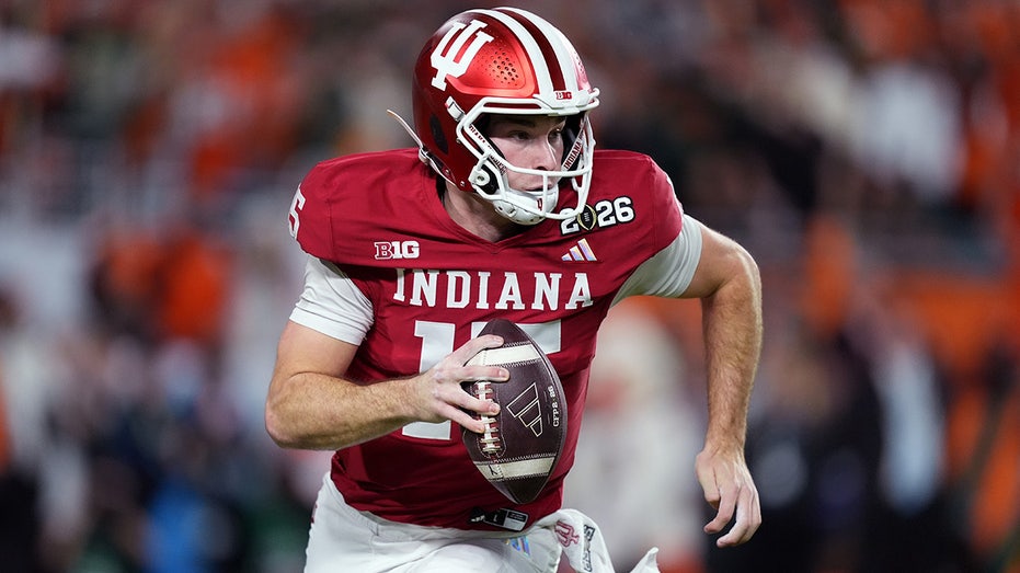 Indiana's Fernando Mendoza left bloodied after huge hit from Miami defender