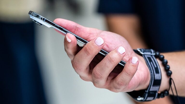 How to share your estimated arrival time on iPhone and Android
