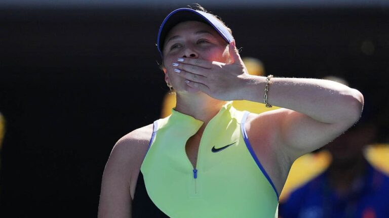 Tennis star Amanda Anisimova dismisses reporter's cynical question about US: 'I don't think that's relevant'