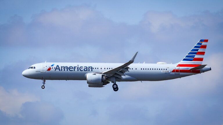 Inquiry begun after American Airlines flight reports mysterious blue light while trying to land