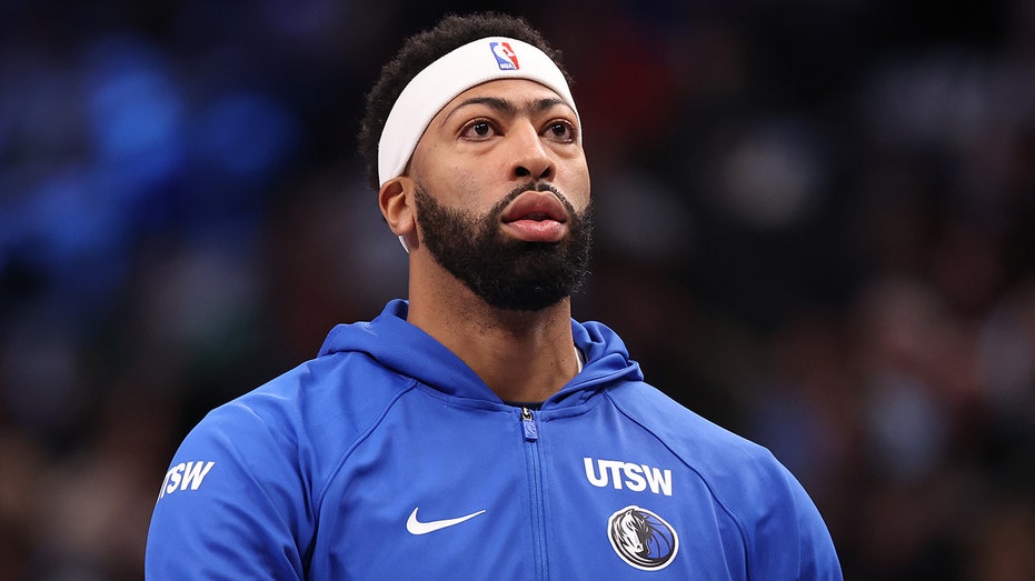 Mavericks send Anthony Davis to Wizards in eight-player trade: report