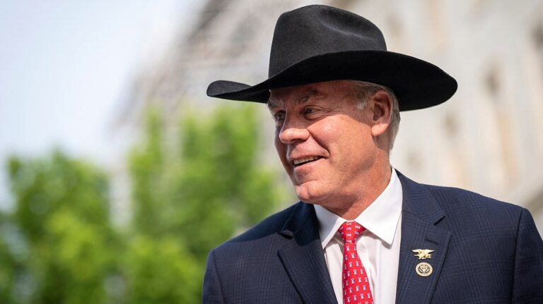 Trump Cabinet alum Ryan Zinke joins mass exodus of lawmakers leaving Congress