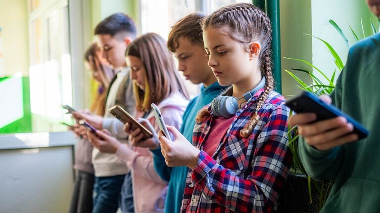 Nation’s second largest school district moves to limit kids’ screen time