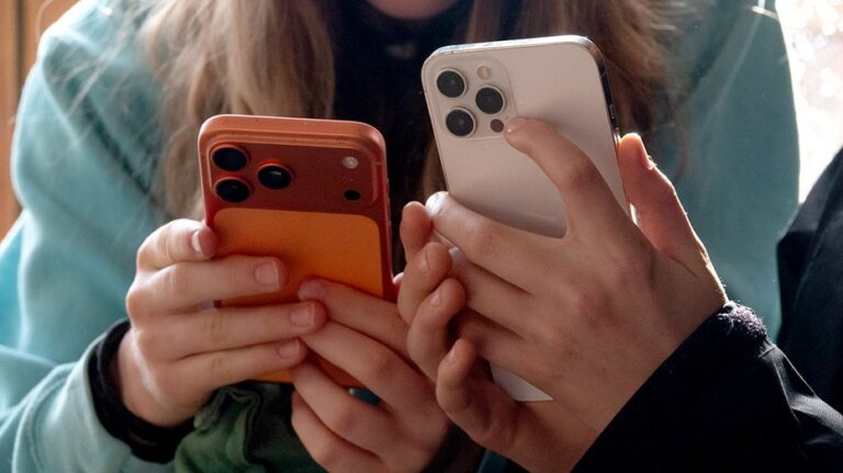 iPhone and Samsung flashlight tricks you should know