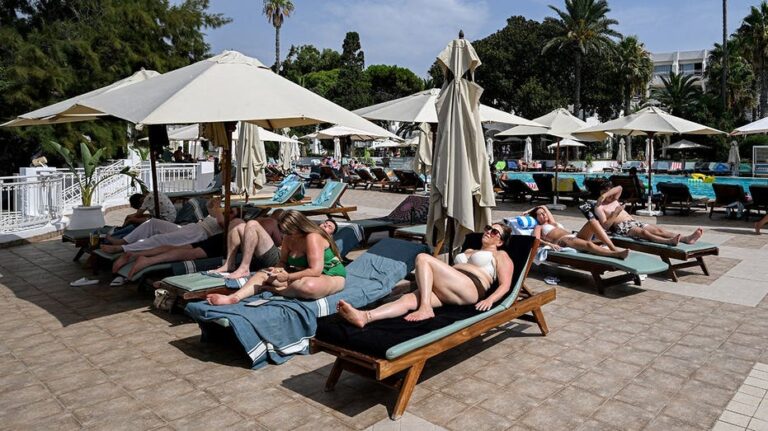 Tourists shown in stampede for pool lounge chairs after endless wait at holiday resort
